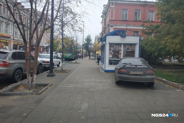 Теперь ларек стоит прямо на проходе Теперь ларек стоит прямо на проходе
