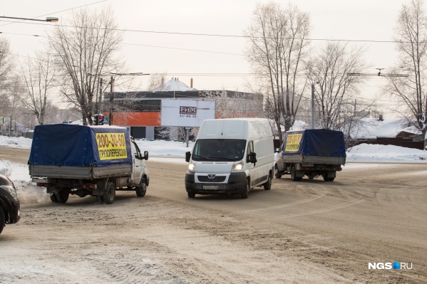 Перекресток улицы Жуковского и Мочищенского шоссе Перекресток улицы Жуковского и Мочищенского шоссе