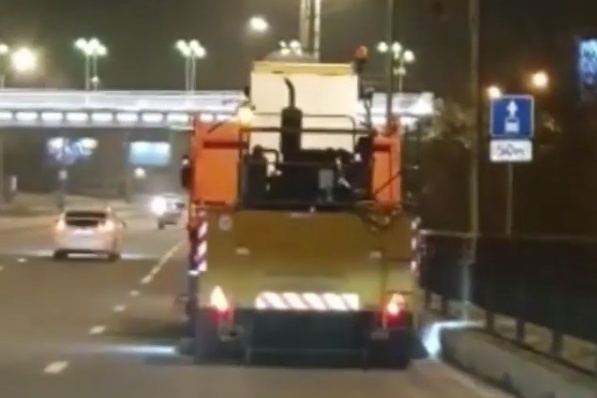 В Красноярске впервые начали пылесосить дороги В Красноярске впервые начали пылесосить дороги