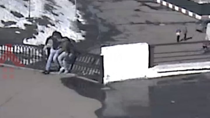 «Это старость»: в Ярославле рухнул забор на Волжской набережной. Видео