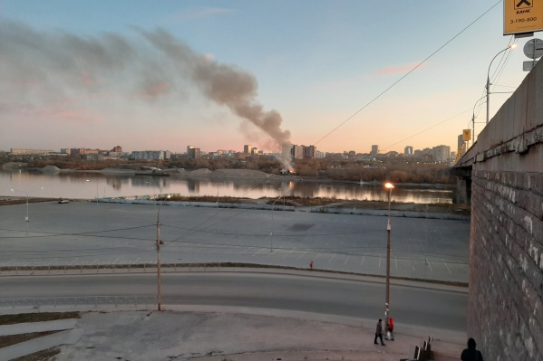 Столб дыма был виден сразу в нескольких районах города Столб дыма был виден сразу в нескольких районах города