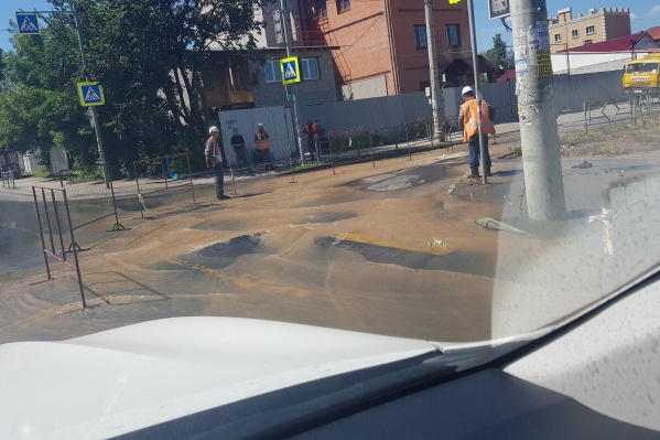 Проезжую часть затопило водой Проезжую часть затопило водой 