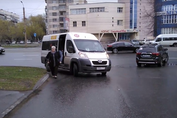 Одна из маршруток, срезающая путь по дворам и одновременно высаживающая пассажиров, едва не сбила Александра: водитель отвлекся на закрывание двери. Это побудило челябинца заняться проблемой вплотную и довольно оригинальным способом Одна из маршруток, срезающая путь по дворам и одновременно высаживающая пассажиров, едва не сбила Александра: водитель отвлекся на закрывание двери. Это побудило челябинца заняться проблемой вплотную и довольно оригинальным способом