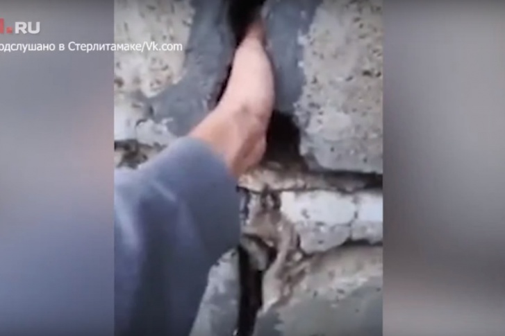 В трещины пролезает рука, арматура внутри разорвана В трещины пролезает рука, арматура внутри разорвана