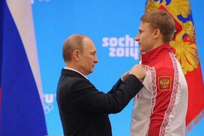Дмитрий Труненков получает награду за победу на Олимпиаде