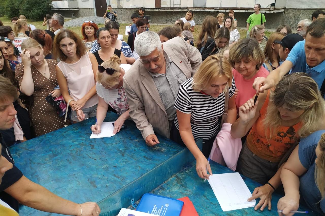 Жалобу люди подписывали на теннисном столе Жалобу люди подписывали на теннисном столе
