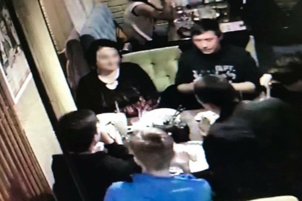 Эту компанию опознали сотрудники ресторана «Три толстяка», где молодые люди посидели на 19 тысяч рублей и сбежали, не расплатившись Эту компанию опознали сотрудники ресторана «Три толстяка», где молодые люди посидели на 19 тысяч рублей и сбежали, не расплатившись 