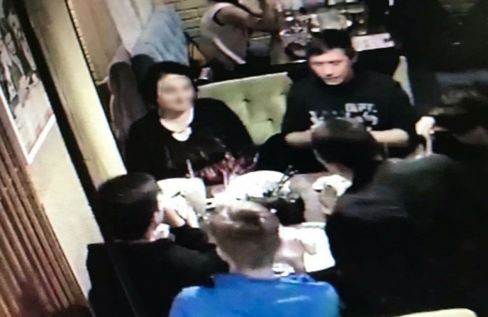 Эту компанию опознали сотрудники ресторана «Три толстяка», где молодые люди посидели на 19 тысяч рублей и сбежали, не расплатившись Эту компанию опознали сотрудники ресторана «Три толстяка», где молодые люди посидели на 19 тысяч рублей и сбежали, не расплатившись