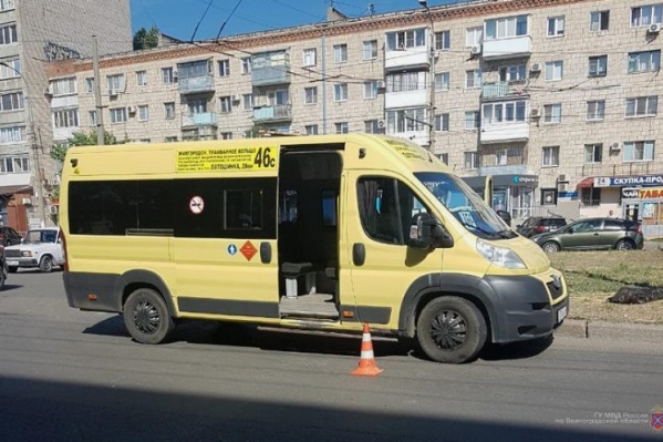 Женщина перебегала дорогу, где нет перехода Женщина перебегала дорогу, где нет перехода
