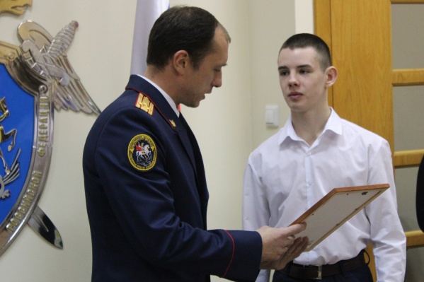 Алексею и его родителям вручили благодарственные письма Алексею и его родителям вручили благодарственные письма