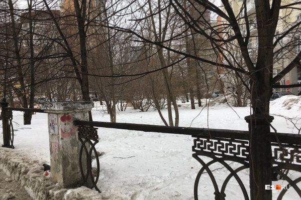 Часть пролетов ограды кто-то украл Часть пролетов ограды кто-то украл