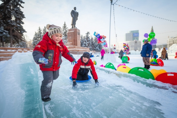 Для взрослых и детей в ледовом городке построят пять горок разного размера