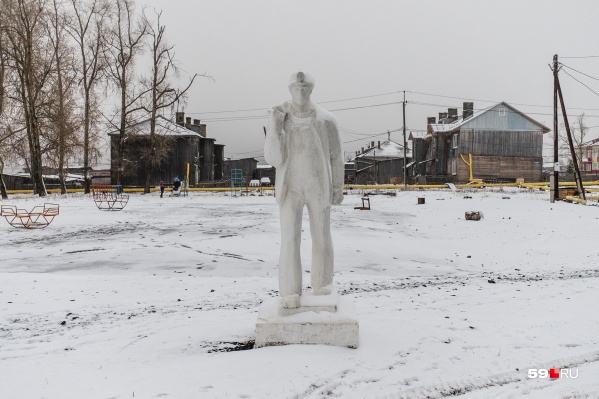 Центральная площадь посёлка украшена скульптурой шахтёра Центральная площадь посёлка украшена скульптурой шахтёра