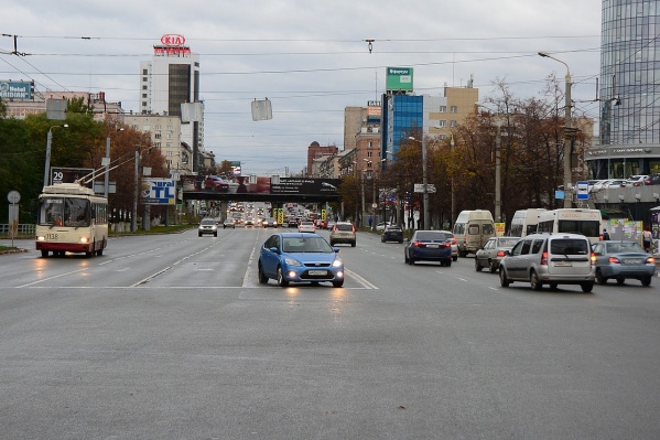 Перекресток проспекта Ленина и Артиллерийской (вид с точки зрения водителя). Двигаясь по левой полосе, попадаешь на встречку Перекресток проспекта Ленина и Артиллерийской (вид с точки зрения водителя). Двигаясь по левой полосе, попадаешь на встречку
