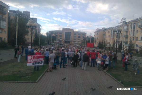 Митинг на площади у ДК 1 Мая Митинг на площади у ДК 1 Мая