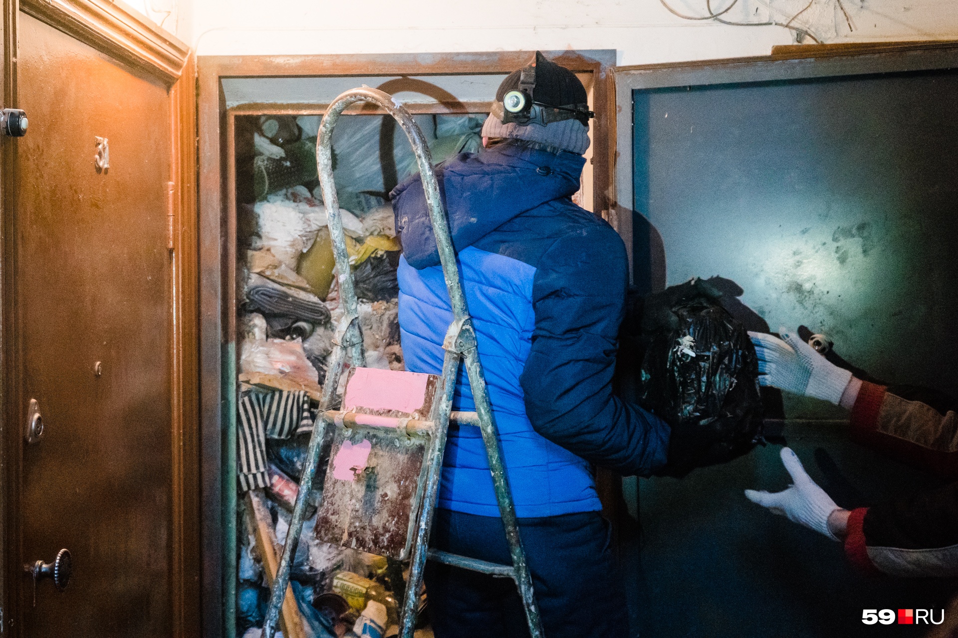 В начале уборки квартира была заполнена мусором под завязку В начале уборки квартира была заполнена мусором под завязку