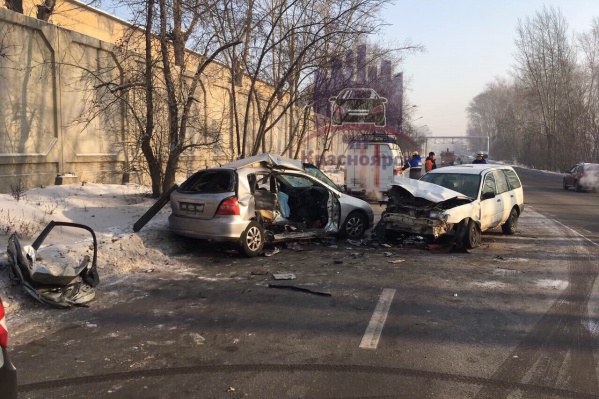 Один человек погиб, второго водителя увезли в больницу Один человек погиб, второго водителя увезли в больницу