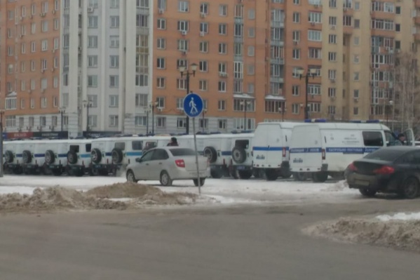 Возле ГПНТБ собрались автомобили ППС и ДПС Возле ГПНТБ собрались автомобили ППС и ДПС