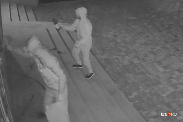 Вандалы усердно закрашивали стены, но не догадались залить краской видеокамеру, которая их снимала Вандалы усердно закрашивали стены, но не догадались залить краской видеокамеру, которая их снимала