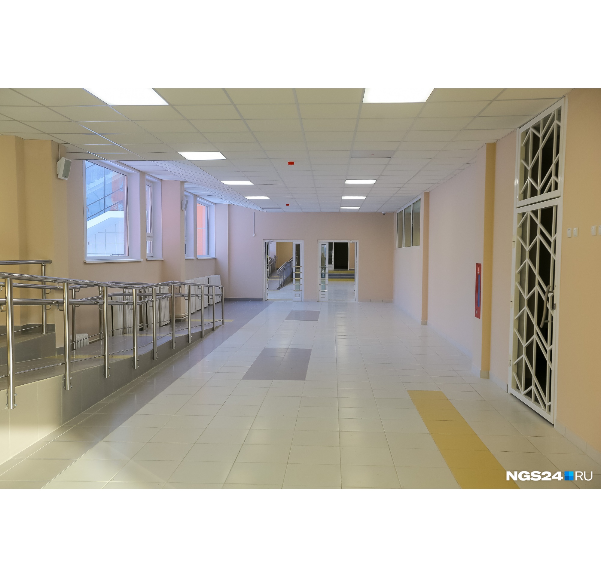 У каждой лестницы в школе есть пандусы У каждой лестницы в школе есть пандусы