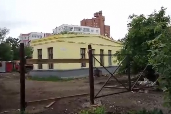 Точечная застройка вовсю развернулась напротив Мукомольного переулка Точечная застройка вовсю развернулась напротив Мукомольного переулка