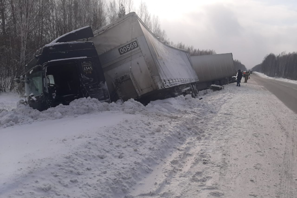Спасатели пока не достали тело водителя Спасатели пока не достали тело водителя