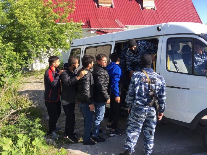 Мигрантов незаконно регистрировали в течение нескольких лет Мигрантов незаконно регистрировали в течение нескольких лет