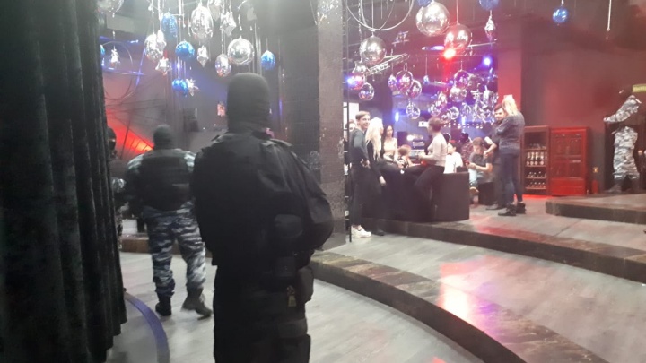 Сразу в несколько клубов Екатеринбурга нагрянула полиция с ОМОНом