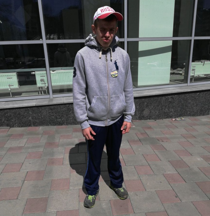 Роману 19 лет, из-за родовой травмы он страдает ДЦП Роману 19 лет, из-за родовой травмы он страдает ДЦП