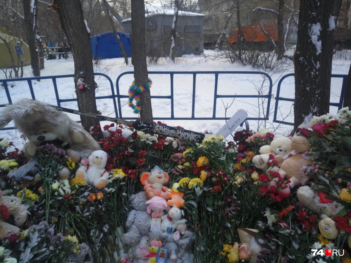 На мемориал к месту трагедии друзья Виктора принесли хоккейную клюшку<br> На мемориал к месту трагедии друзья Виктора принесли хоккейную клюшку<br>