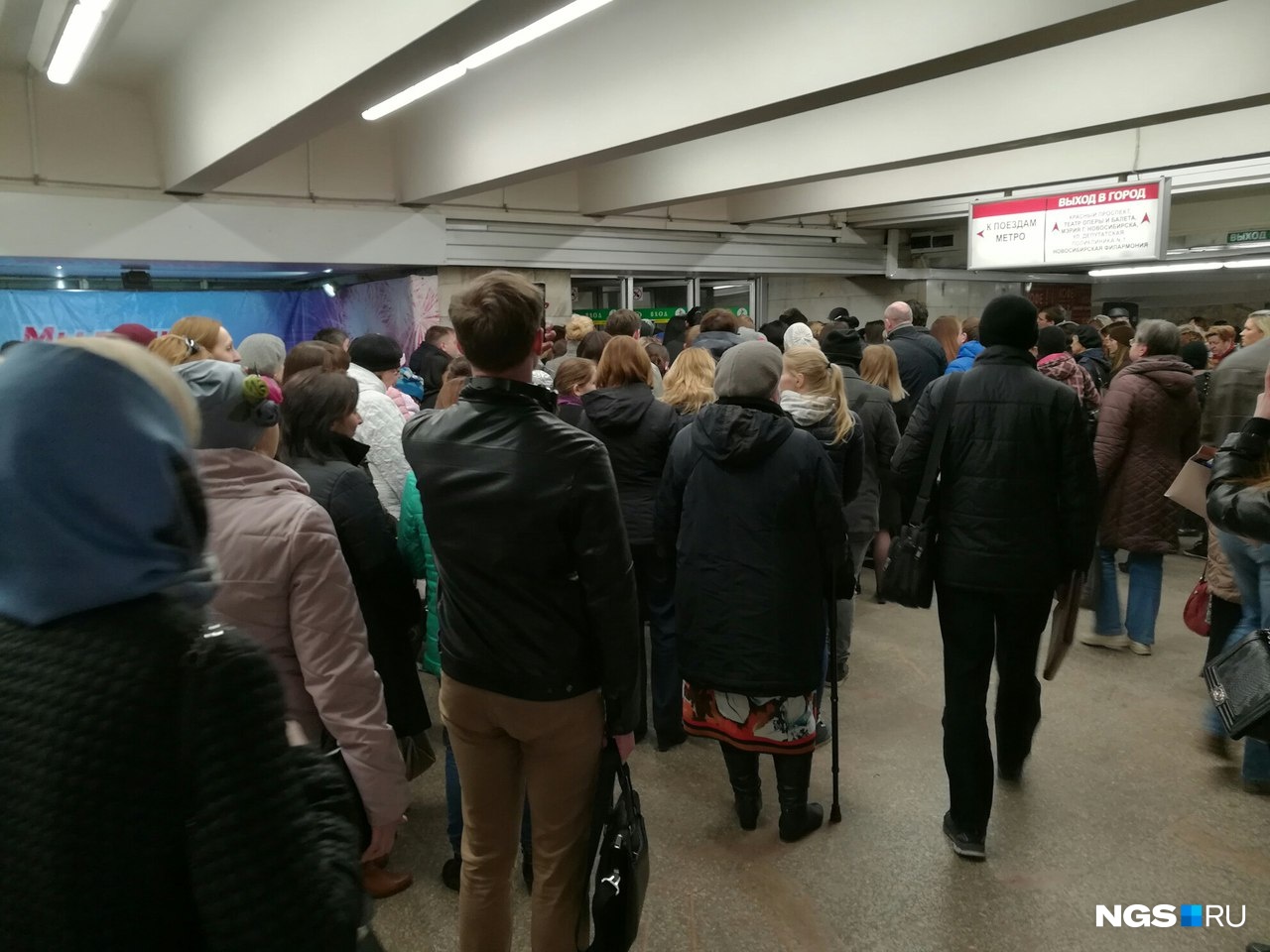 «На "Площади Ленина" ад», — сообщает одна из пассажирок метрополитена «На "Площади Ленина" ад», — сообщает одна из пассажирок метрополитена