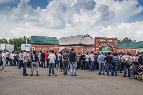 Это уже третья проверка на Хилокском рынке после стрельбы на улице Малыгина Это уже третья проверка на Хилокском рынке после стрельбы на улице Малыгина