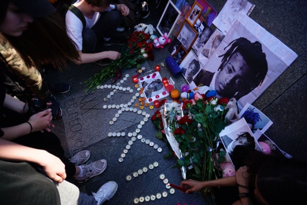 Сегодня поклонники творчества убитого 19 июня американского рэпера XXXTentacion пришли на площадь Ленина почтить память своего кумира Сегодня поклонники творчества убитого 19 июня американского рэпера XXXTentacion пришли на площадь Ленина почтить память своего кумира