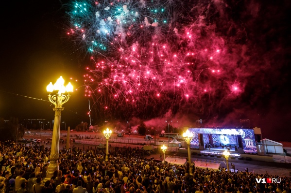 Небо над городом раскрасили во все цвета радуги Небо над городом раскрасили во все цвета радуги
