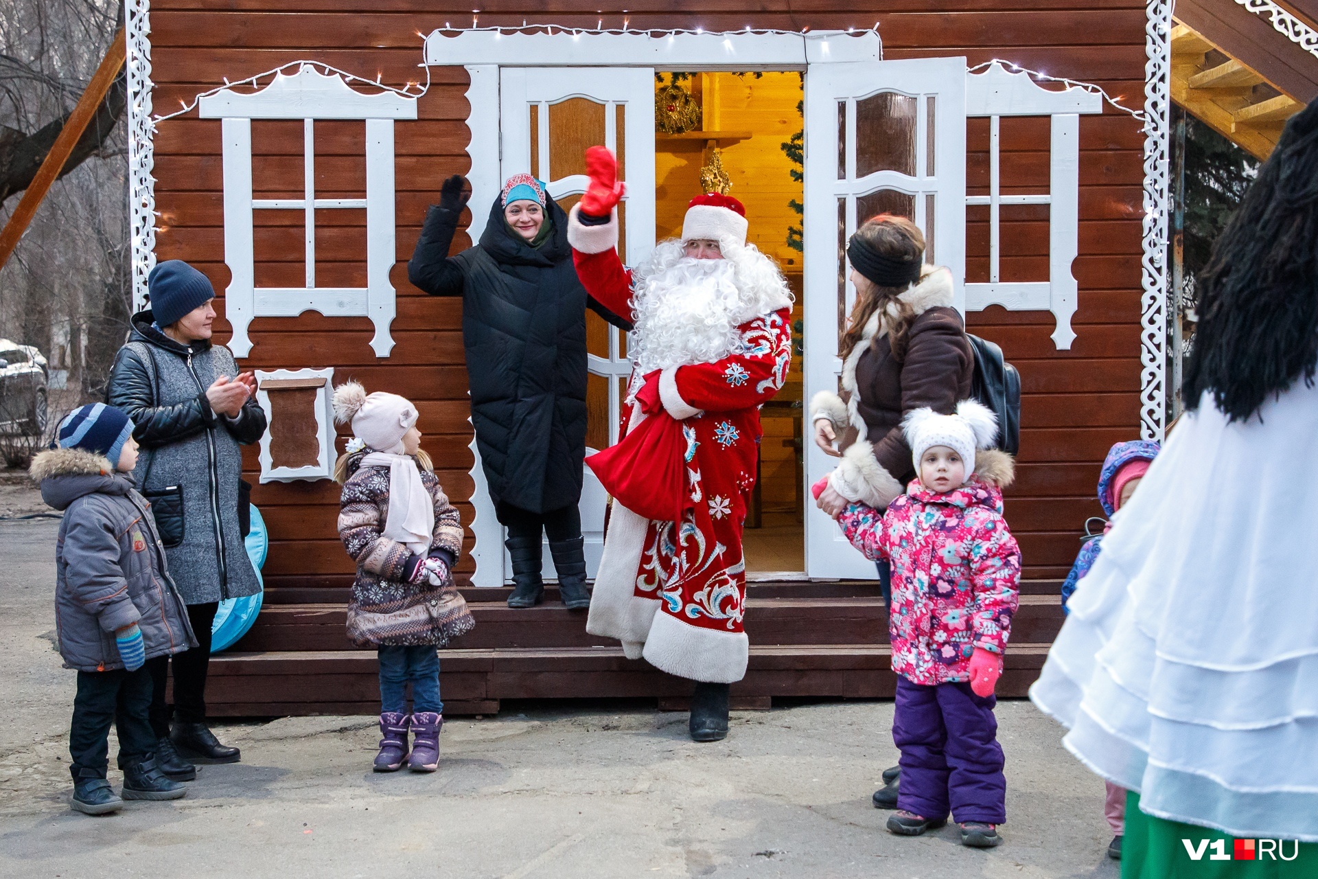 «Коммунальщики снег почистили, но пробки подвели»: в сером Волгограде открыл резиденцию Дед Мороз