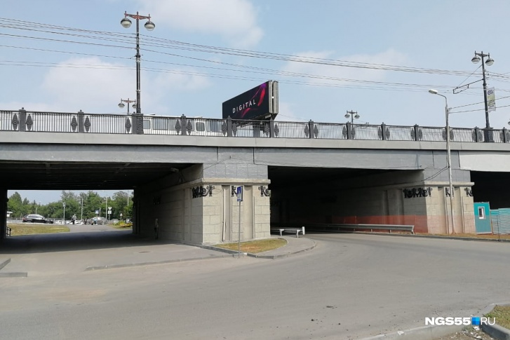 Именно в этом месте омич выпал за ограждение Именно в этом месте омич выпал за ограждение