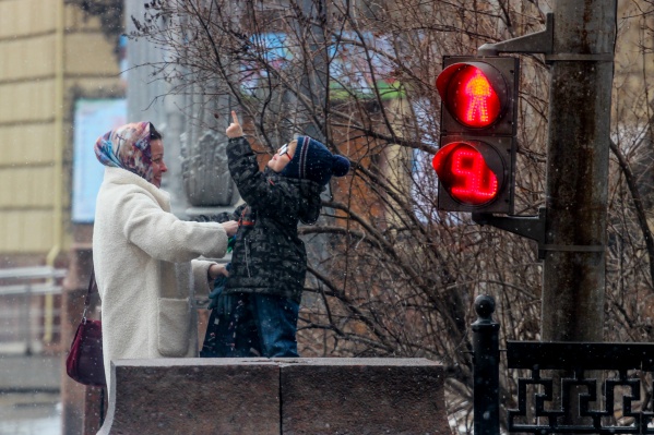 У каждого своя радость: для ребенка — пушистый снег, для мамы — улыбка на лице сына У каждого своя радость: для ребенка — пушистый снег, для мамы — улыбка на лице сына 