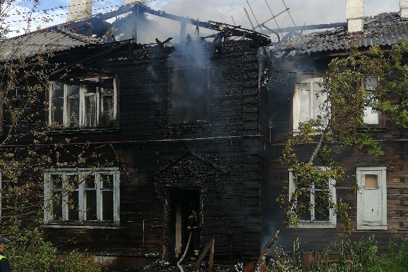 Пожар в деревянном доме начался на Левом берегу Архангельска Пожар в деревянном доме начался на Левом берегу Архангельска