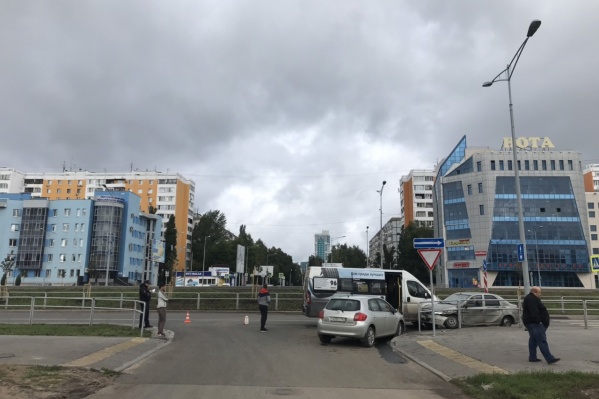 Маршрутка столкнулась с двумя легковушками Маршрутка столкнулась с двумя легковушками