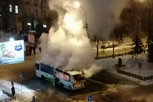 Сейчас автобус тушат пожарные Сейчас автобус тушат пожарные