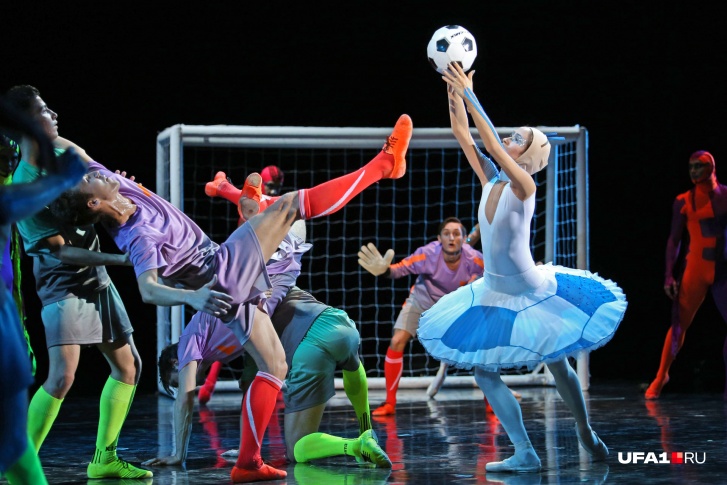 Премьера постановки должна была состояться в дни чемпионата мира по футболу, однако матч-балет собрал аншлаг только сейчас