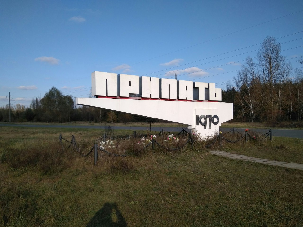 Стела в траурной оградке Стела в траурной оградке