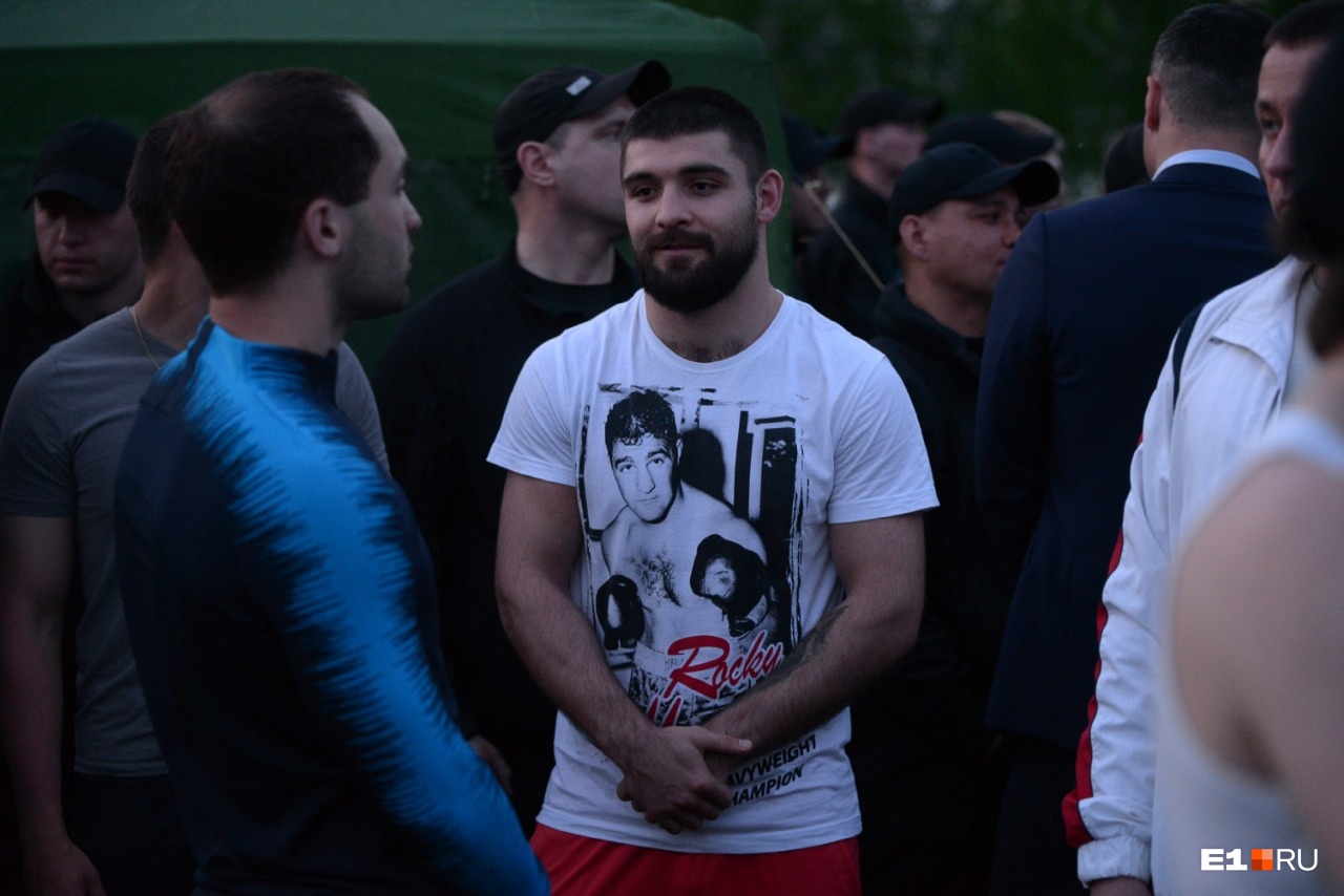 Еще среди тех, кого опознали, оказался Магомед Курбанов, чемпион по версии WBO International, чемпион по версии WBO Inter-Continental (2017), чемпион мира среди молодежи по версии WBO (2016) в первом среднем весе Еще среди тех, кого опознали, оказался Магомед Курбанов, чемпион по версии WBO International, чемпион по версии WBO Inter-Continental (2017), чемпион мира среди молодежи по версии WBO (2016) в первом среднем весе