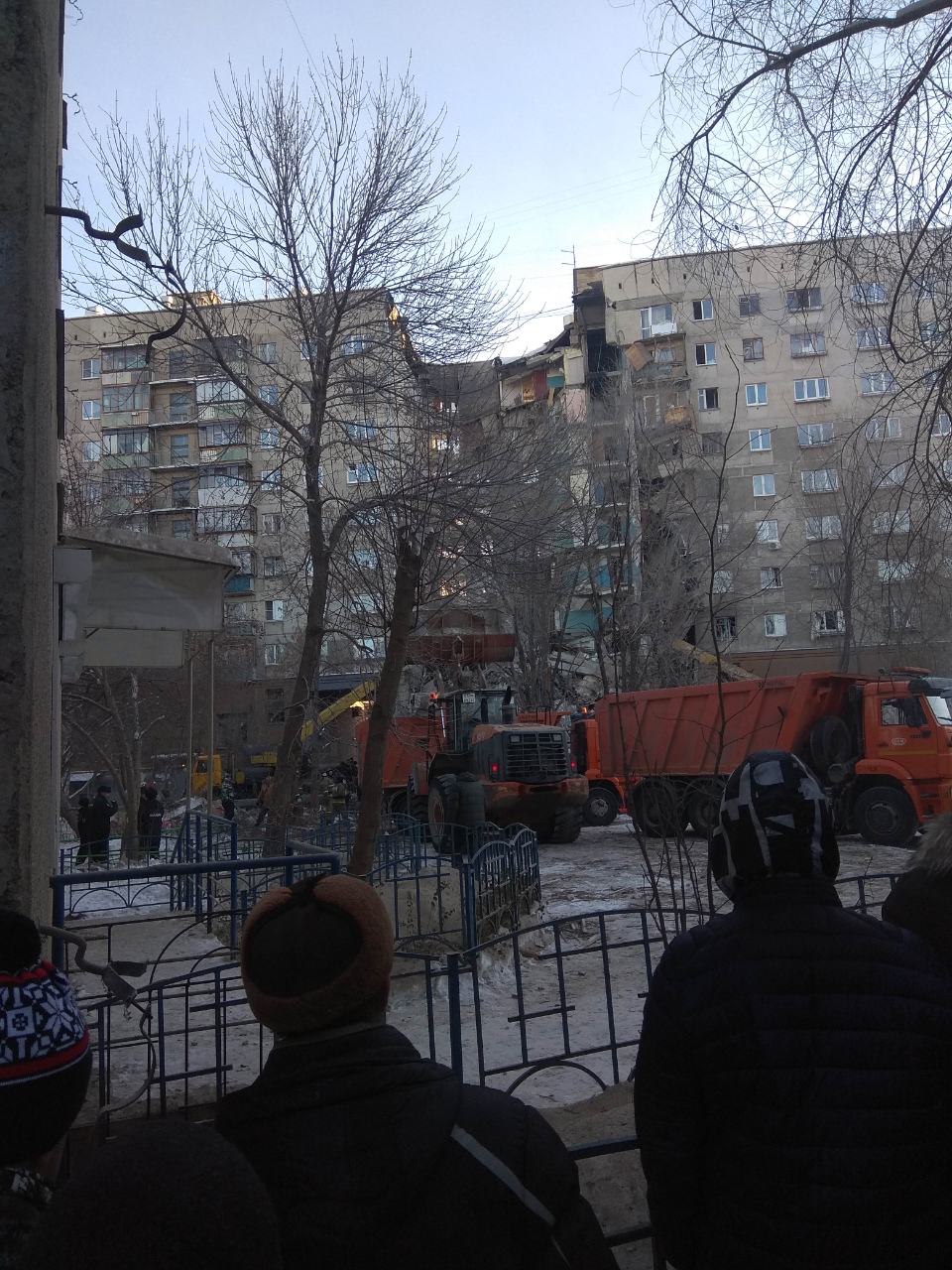 В доме продолжается разбор завалов В доме продолжается разбор завалов