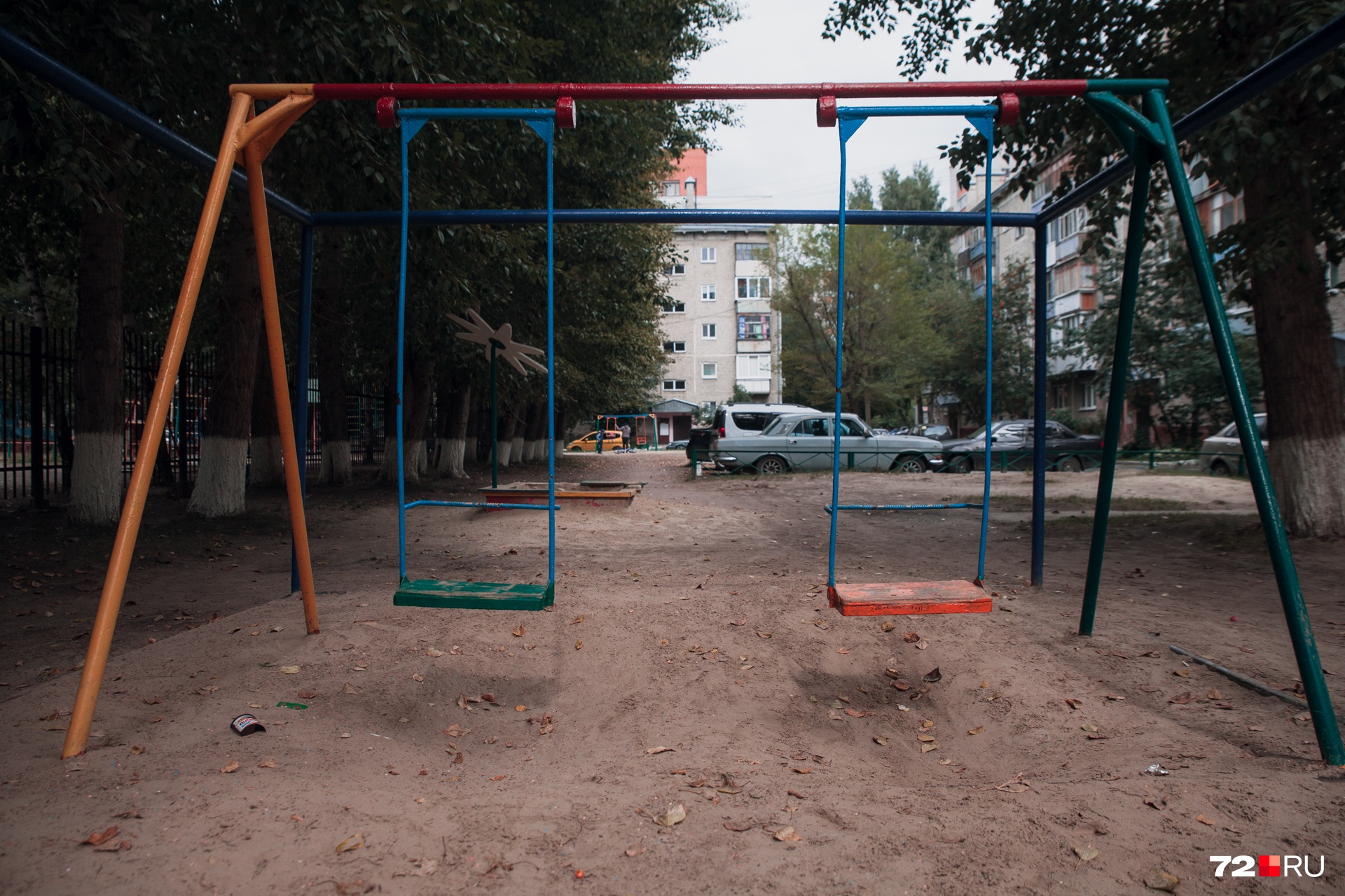 Старые качели тут заботливо покрасили в яркие цвета, и это хорошо. Рядом в песке валяются мусор, битое стекло. Заметили мы тут и пустую банку от шоколадной пасты Старые качели тут заботливо покрасили в яркие цвета, и это хорошо. Рядом в песке валяются мусор, битое стекло. Заметили мы тут и пустую банку от шоколадной пасты