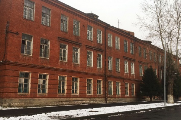 В общежитии некоторые окна и форточки наглухо затянуты плёнкой из-за того, что зимой в разбитые рамы сильно дует В общежитии некоторые окна и форточки наглухо затянуты плёнкой из-за того, что зимой в разбитые рамы сильно дует