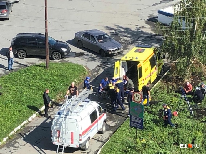 Двое рабочих провалились в люк Двое рабочих провалились в люк