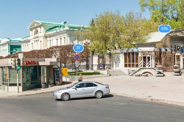 Киоск, который снесут, стоит возле светофора Киоск, который снесут, стоит возле светофора