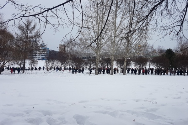 Недавно <a href="https://www.e1.ru/news/spool/news_id-66003274.html" target="_blank" class="_">горожане обнимали сквер</a>, чтобы его не отдали под застройку Недавно <a href="https://www.e1.ru/news/spool/news_id-66003274.html" target="_blank" class="_">горожане обнимали сквер</a>, чтобы его не отдали под застройку