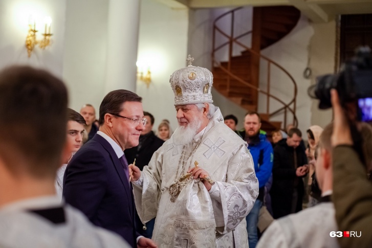 Причастие принял и глава Самарской области Дмитрий Азаров Причастие принял и глава Самарской области Дмитрий Азаров